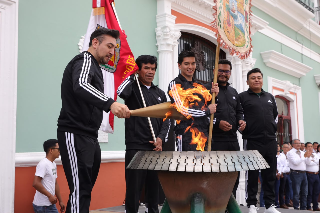 SALVADOR SANTOS CEDILLO ENCABEZA ENTREGA DEL FUEGO PATRIO A LAS 39 COMUNIDADES DE HUAMANTLA